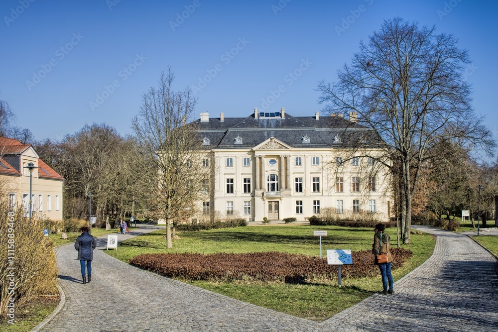 trebnitz, deutschland - 08.03.2024 - parkanlage mit altem schloss trebnitz