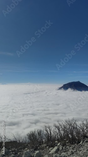 Cloud sea, blue sky, mountain 