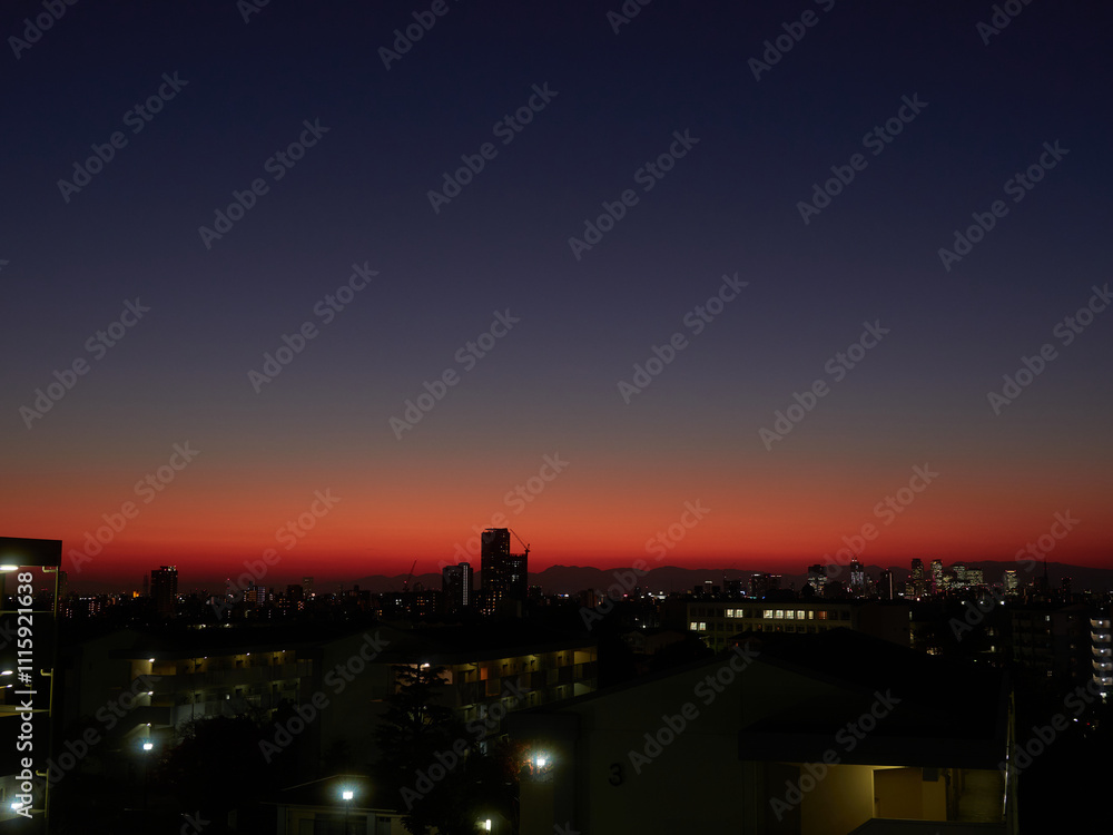 Fototapeta premium 鮮やかな夕焼けと名古屋市の街並みの夜景