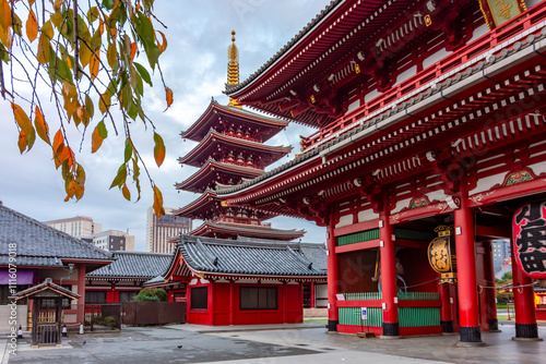 Obraz na płótnie Hozomon gate and Pagoda of Senso-ji temple in Asakusa, Tokyo, Japan (translation on lantern