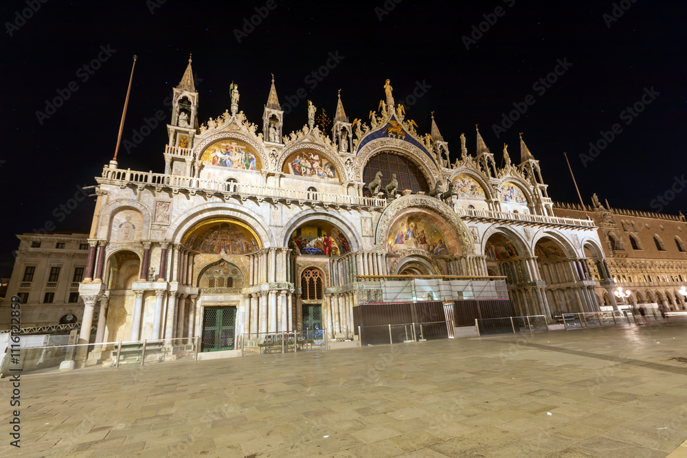 Piazza San Marco a Venezia di notte. Un paesaggio cittadino. la laguna
