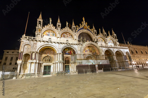 Obraz na płótnie Piazza San Marco a Venezia di notte. Un paesaggio cittadino. la laguna w salonie