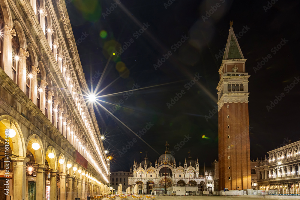 Piazza San Marco a Venezia di notte. Un paesaggio cittadino. la laguna