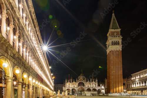 Obraz na płótnie Piazza San Marco a Venezia di notte. Un paesaggio cittadino. la laguna w salonie