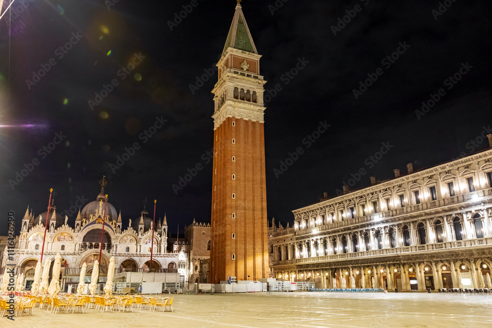 Piazza San Marco a Venezia di notte. Un paesaggio cittadino. la laguna