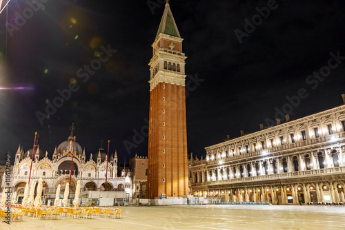 Obraz na płótnie Piazza San Marco a Venezia di notte. Un paesaggio cittadino. la laguna w salonie