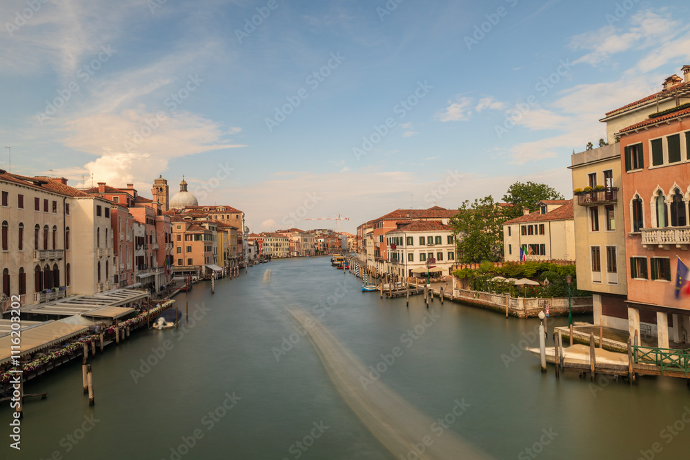 Tramonto nella laguna di Venezia. sole, gondole, nel mare