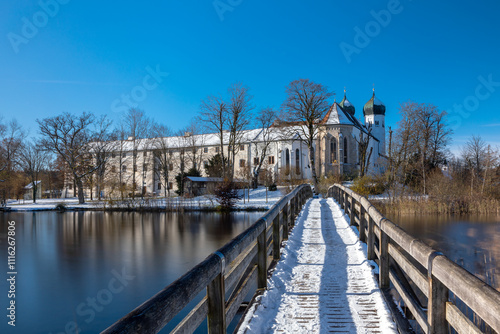 Kloster Seeon beim Chiemsee, Bayern, an einem kalten Wintermorgen