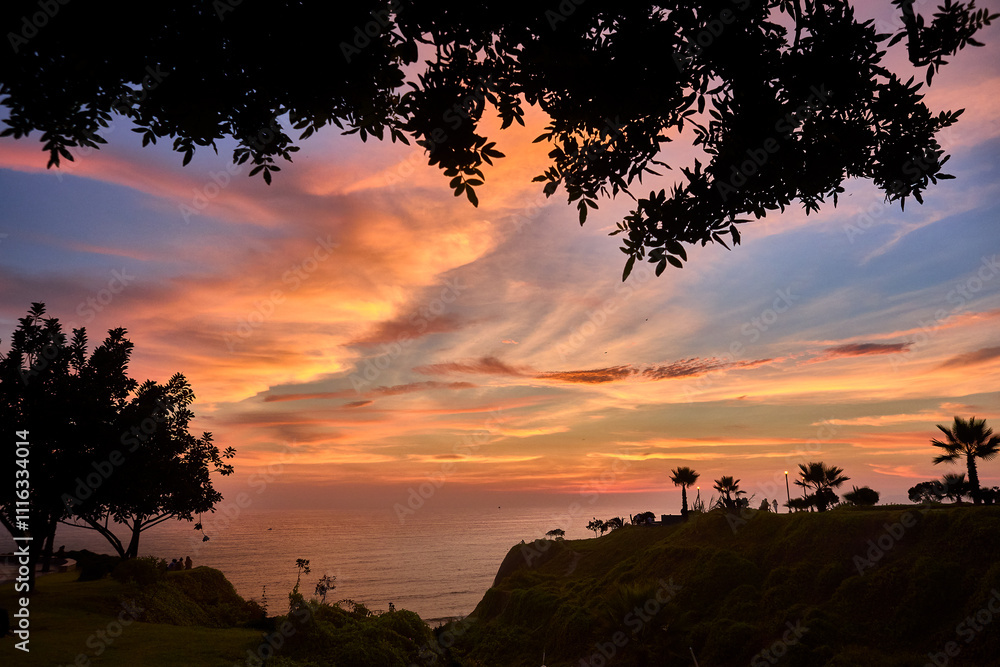 Breathtaking views over La Costa Verde From Miraflores, it’s pure magic watching the cliffs meet the Pacific, waves crashing below, and endless skies above.