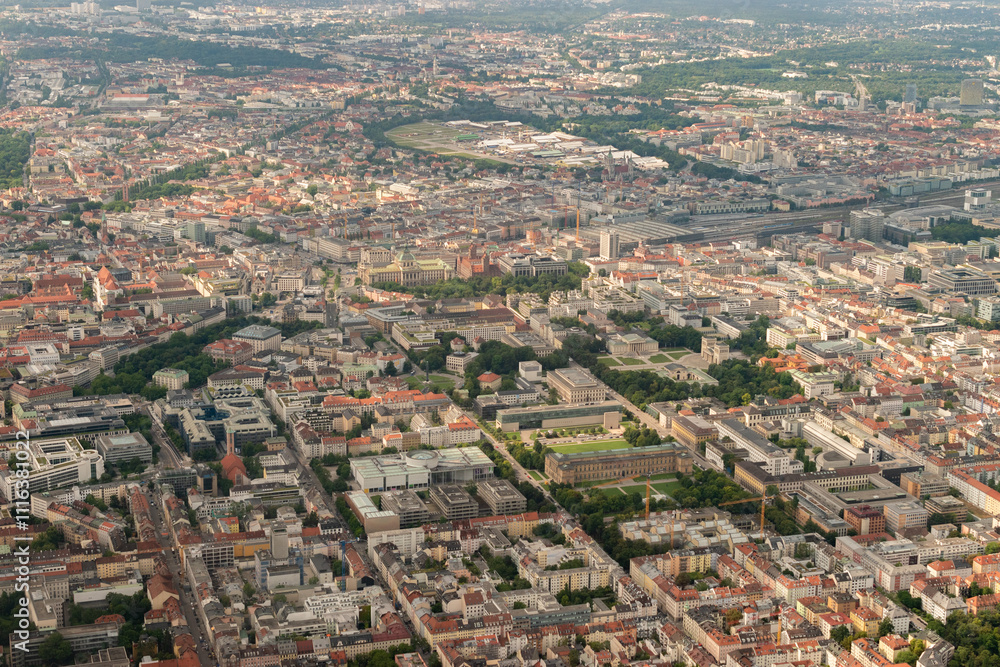 Obraz premium Munich city in Germany seen from a small plane