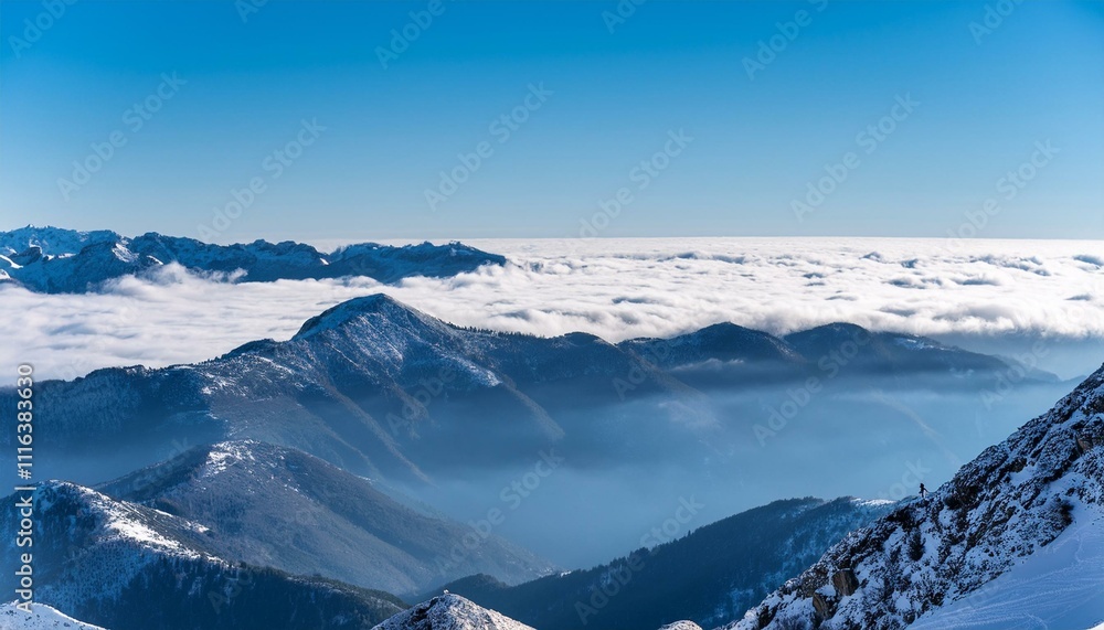 Obraz premium 산꼭대기 풍경 눈으로 덮인 산봉우리와 그 아래로 펼쳐진 운해