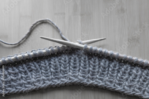 Strickzeug mit Holzstricknadeln und Schafwolle