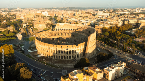 Vista do Coliseu de Roma, um dos maiores e mais icônicos monumentos históricos da Antiguidade, símbolo da arquitetura romana e um dos maiores pontos turísticos do mundo