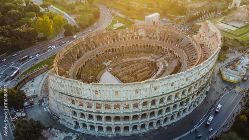 Foto aérea impressionante do Coliseu de Roma, Itália, em um dia ensolarado. A imagem destaca a grandiosidade histórica e a arquitetura icônica deste marco romano