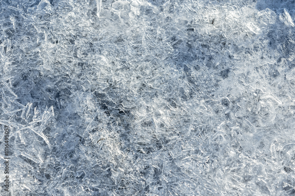 Obraz premium Crystals of ice melting in a sunlight, natural background texture