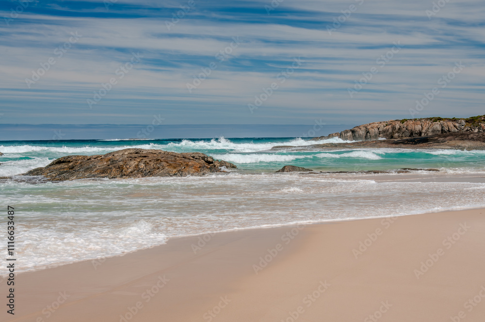 Obraz premium Green's Pools, Western Australia, is known for its clear turquoise waters framed by sculpted, rugged rocks. This sheltered bay is perfect for swimming, snorkelling, and enjoying nature's beauty.