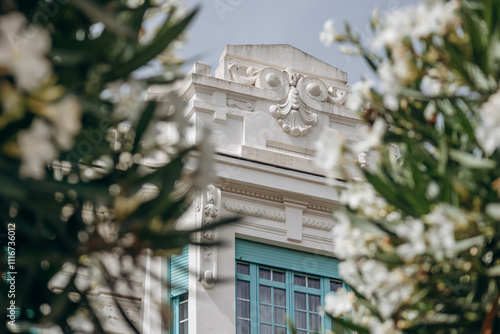 Cuadro en lienzo The facade of a Belle Epoque building in the beautiful Liberation district of Ni