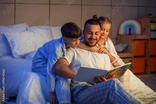 Happy father and his cute l...