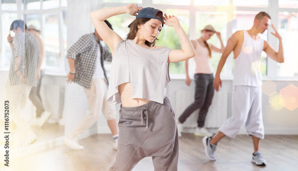 Obraz premium Group of young hip-hop dancers rehearsing in the studio. Dancers full of energy