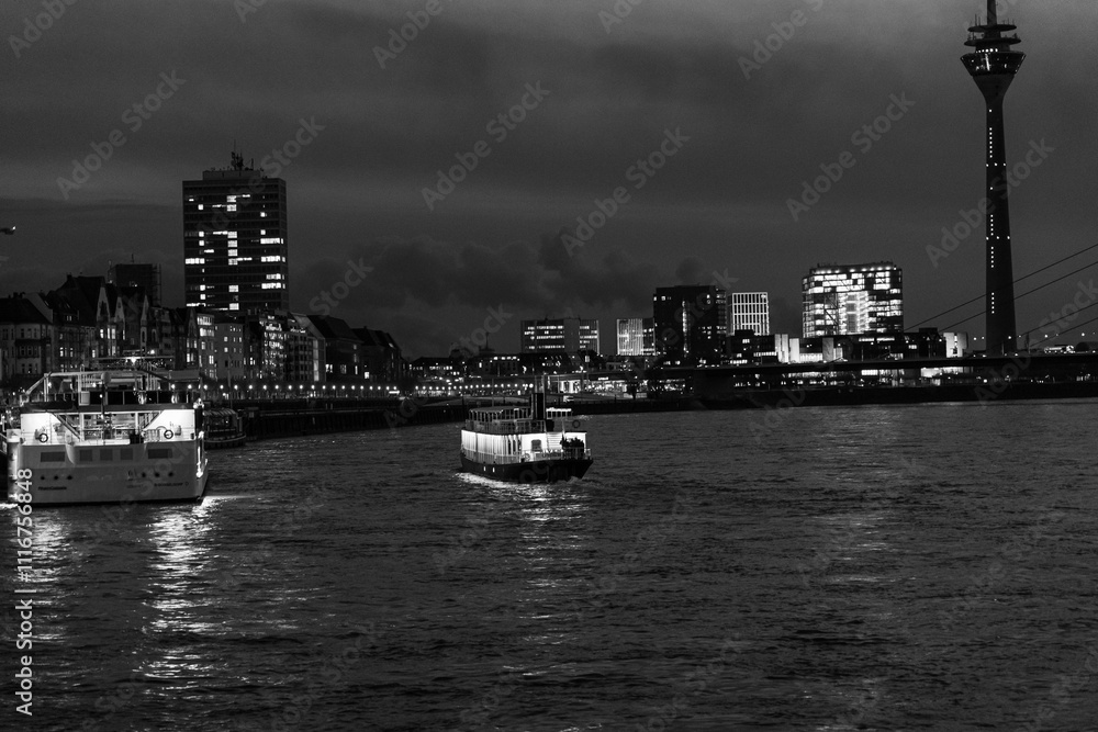 Naklejka premium Abendstimmung in Düsseldorf am Rhein