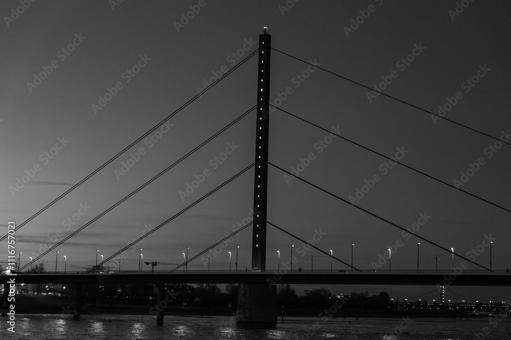 Fototapeta premium Abendstimmung in Düsseldorf am Rhein
