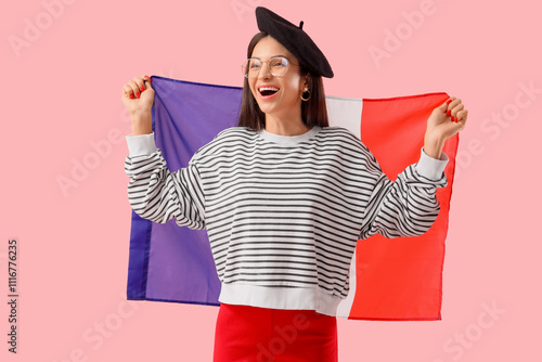 Young woman in beret with f...