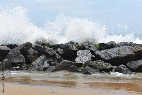 Obraz na płótnie wave breaking on the rocks w salonie
