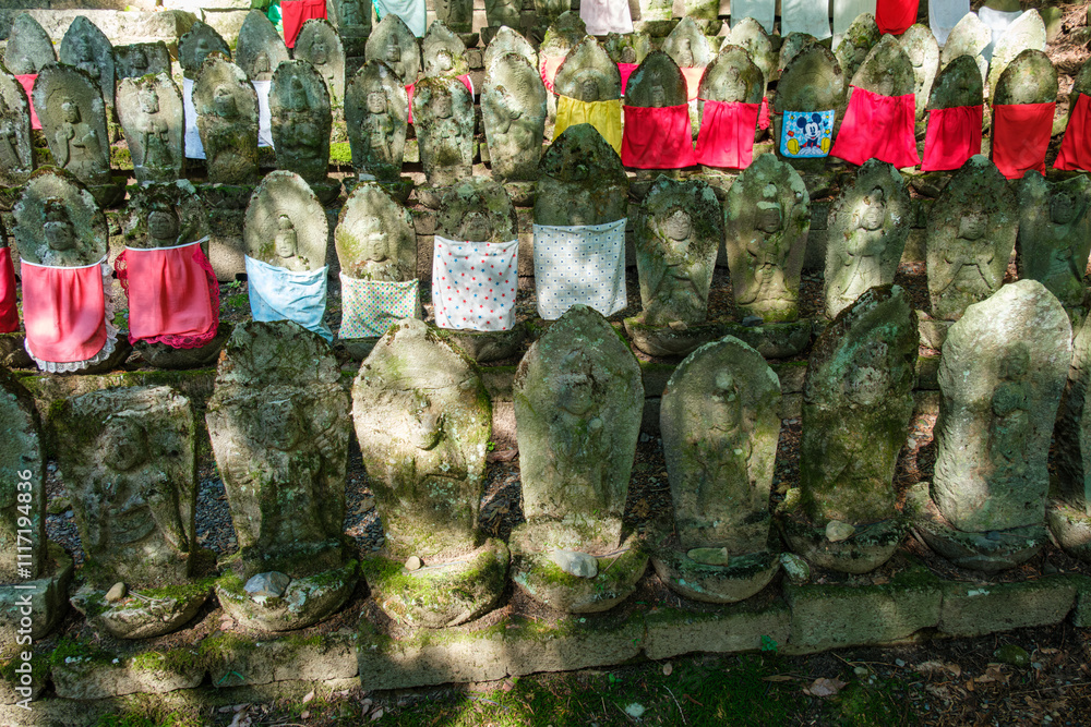 Fototapeta premium 木漏れ日の二百地蔵