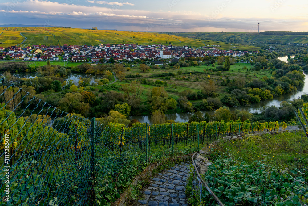 Naklejka premium Sonnenuntergang über den Weinbergen an der Vogelsburg und der Volkacher Mainschleife mit den Weinorten Escherndorf und Nordheim am Main, Landkreis Kitzingen, Unterfanken, Bayern, Deutschland