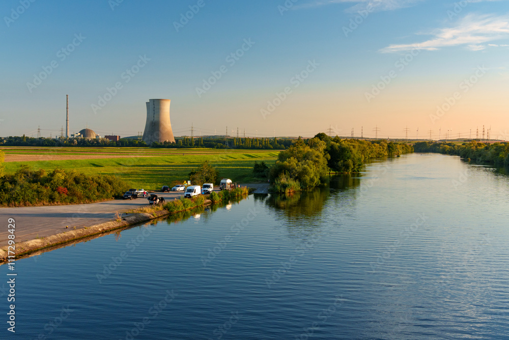 Fototapeta premium Kernkraftwerk Grafenrheinfeld im Abendlicht, Landkreis Schweinfurt, Unterfranken, Franken Bayern, Deutschland