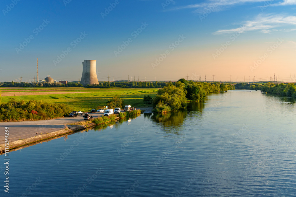 Fototapeta premium Kernkraftwerk Grafenrheinfeld im Abendlicht, Landkreis Schweinfurt, Unterfranken, Franken Bayern, Deutschland