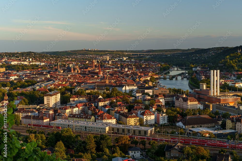 Obraz premium Blick von den Weinbergen am Stein über den Main zur historische Altstadt von Würzburg am Abend, Unterfranken, Franken, Bayern, Deutschland