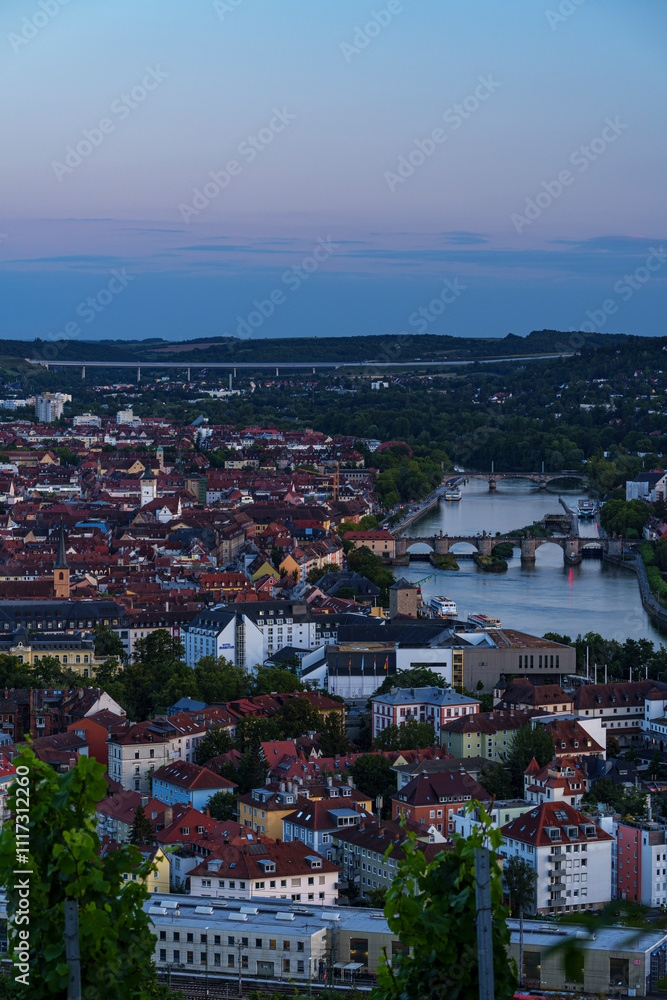 Naklejka premium Blick von den Weinbergen am Stein über den Main zur historische Altstadt von Würzburg am Abend, Unterfranken, Franken, Bayern, Deutschland
