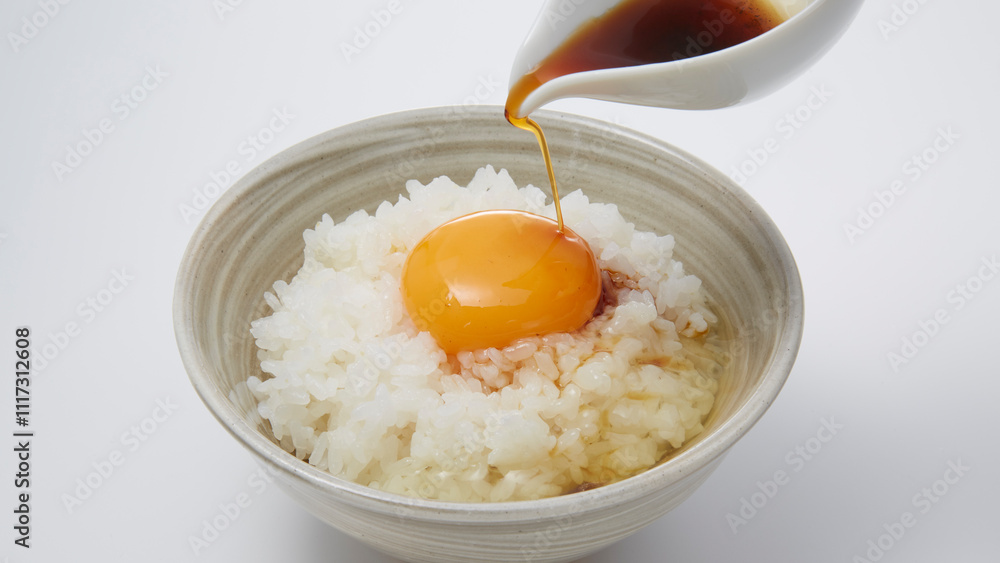 卵かけご飯_ご飯に生卵をのせて好みの味付けで混ぜて食べる日本の家庭料理