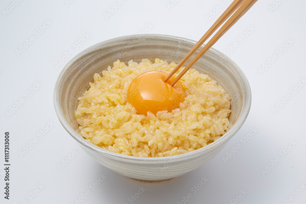 卵かけご飯_ご飯に生卵をのせて好みの味付けで混ぜて食べる日本の家庭料理 卵かけご飯_ご飯に生卵をのせて好みの味付けで混ぜて食べる日本の家庭料理