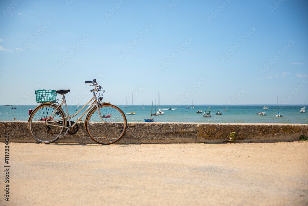 Fototapeta premium Vieux vélo au bord de la mer sur la côte vendéenne en France.