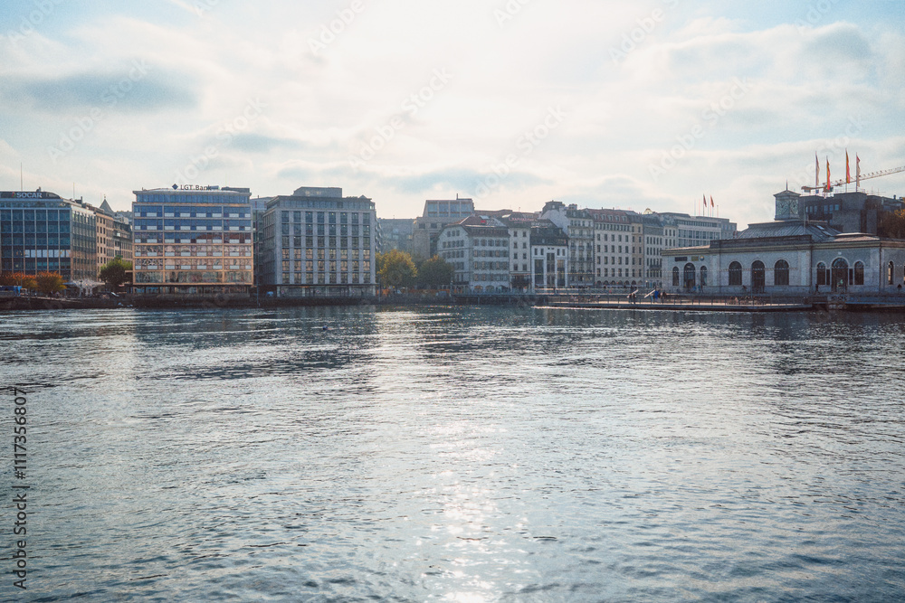Obraz premium Genève, bord du Rhône et centre ville