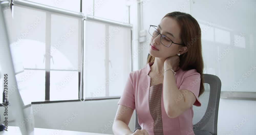 After sitting at the computer for hours, this office worker uses self-massage to relieve neck and shoulder stiffness caused by prolonged desk work. After sitting at the computer for hours, this office worker uses self-massage to relieve neck and shoulder stiffness caused by prolonged desk work.