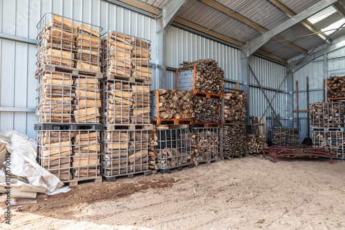 Coupe découpe de bois de chauffage palette bucheron