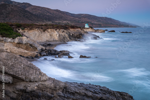 Obraz na płótnie Waves crashing against rocky shore in Malibu w salonie
