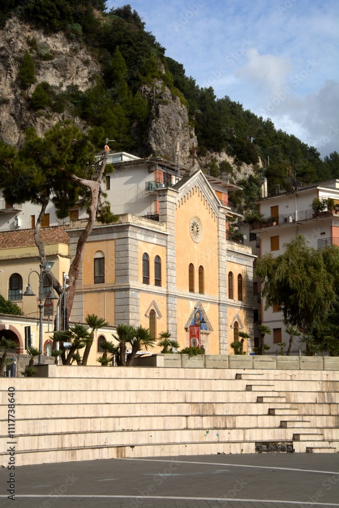 Naklejka premium PAESAGGIO URBANO DI MAIORI,COSTIERA AMALFITANA,ITALIA,2 DICEMBRE 2024.