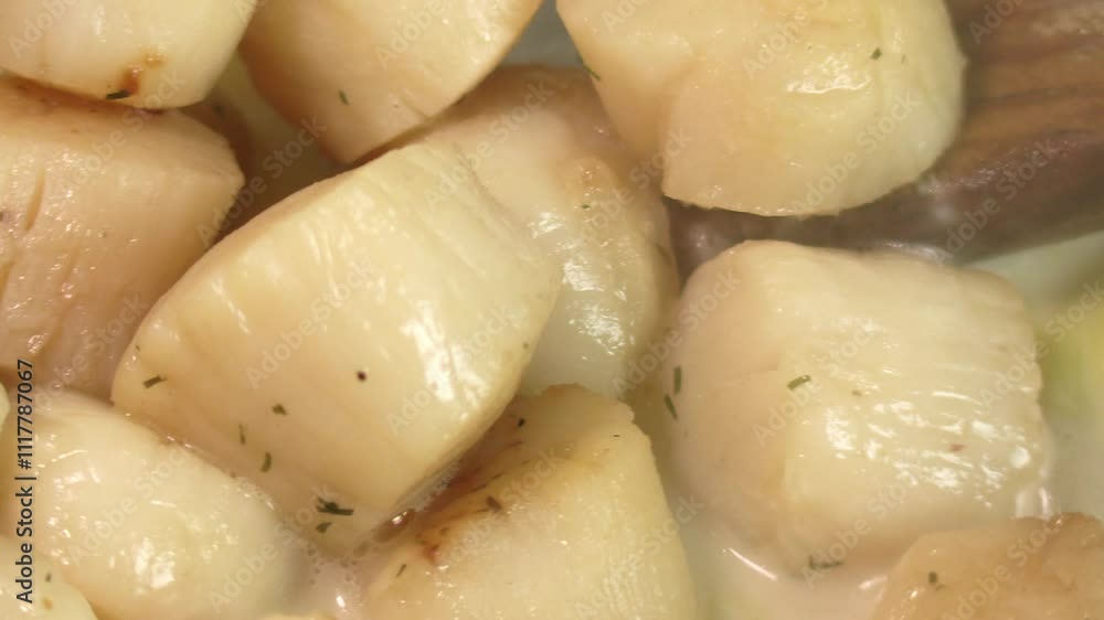 saint-jacques et bouillon, en gros plan, en cuisson dans une poêle saint-jacques et bouillon, en gros plan, en cuisson dans une poêle