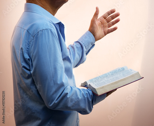Cuadro en lienzo A man with a bible preaches