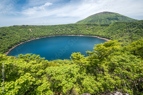 新緑の大浪池と韓国岳