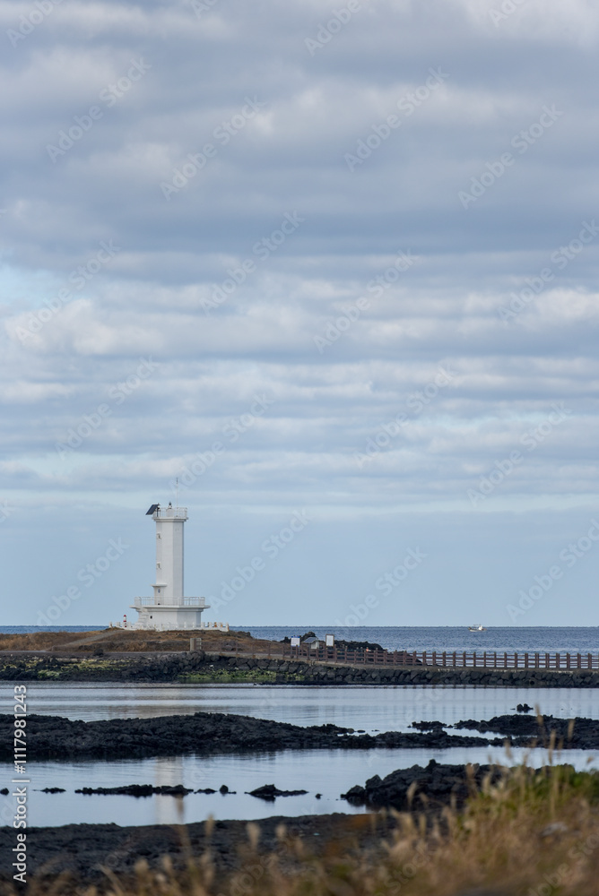 Fototapeta premium 등대가 있는 제주 바다 풍경