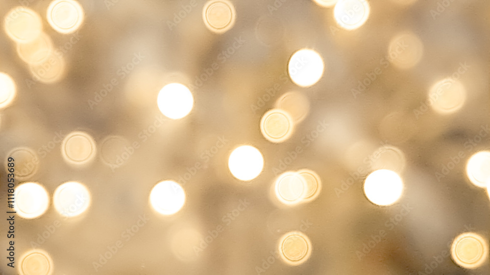 Obraz premium Soft blurred golden and brown bokeh with warm Christmas light reflections.