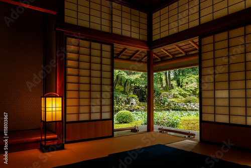 Φωτογραφία Traditional Japanese room with shoji screens and tatami mats