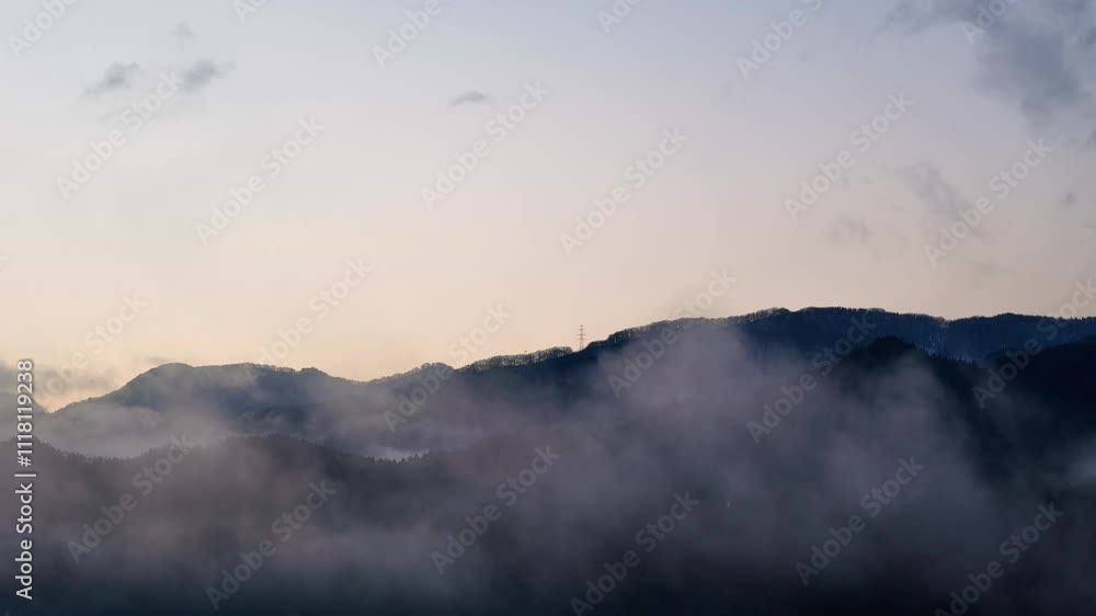 霧に包まれた山 雨に濡れた森林 空撮 自然風景 霧に包まれた山 雨に濡れた森林 空撮 自然風景