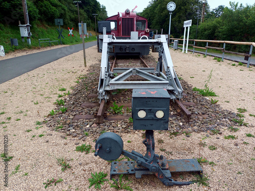 Prellbock an Eisenbahnschienen vor einer Rangierlok Köf II von Deutz im Eisenbahnfreilichtmuseum am ehemaligen Bahnhof in Pronsfeld in der Eifel in Rheinland-Pfalz. photo