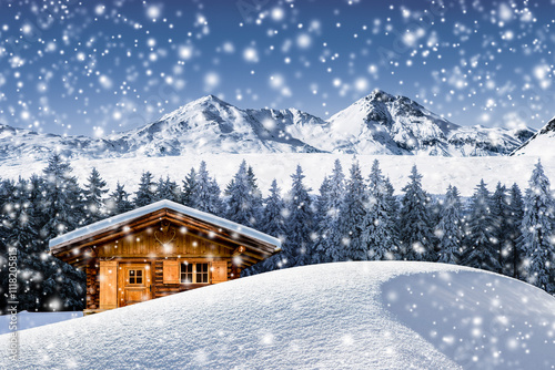 Berghütte im Winter in verschneiter Landschaft